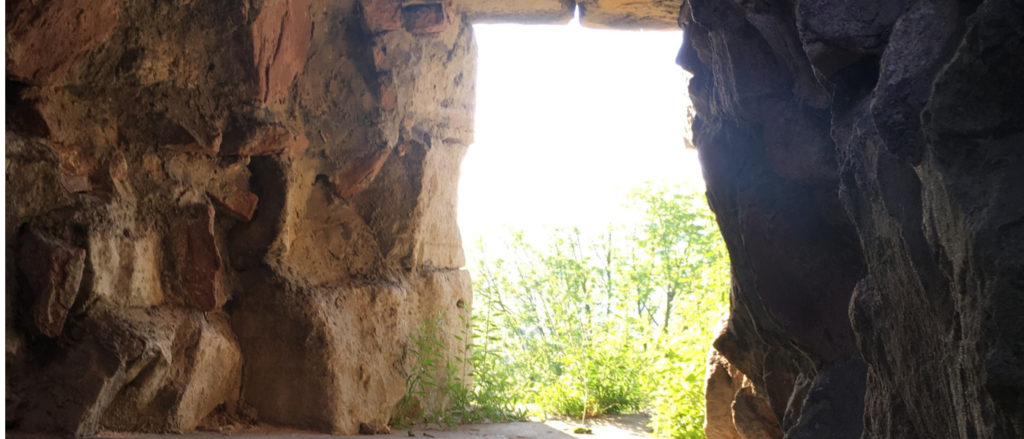 Raus aus der Krise: Blick aus einer Felsenhöhle hinaus ins Licht